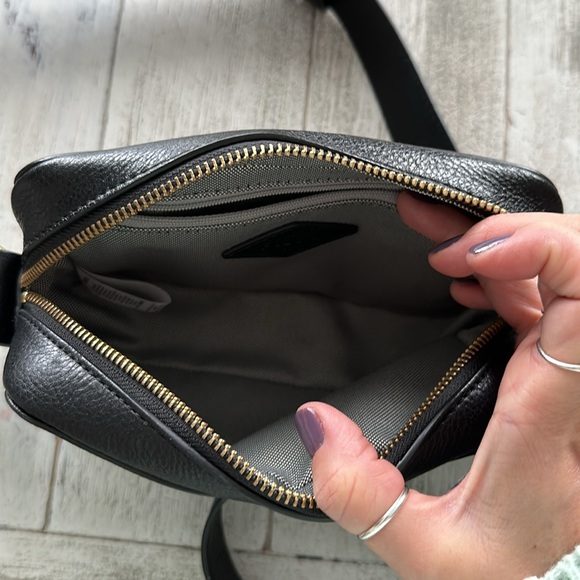 New without tags black leather Fossil crossbody. - Picture 6 of 7